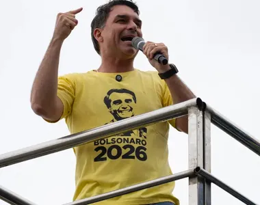 Flávio Bolsonaro se declarou presidente legítimo do país