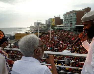 Baiana System arrasta multidão no Ato pela Democracia em Salvador