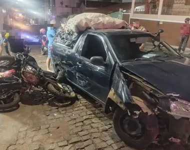 Câmera de segurança flagra carro atingindo motos e lançando homem contra poste