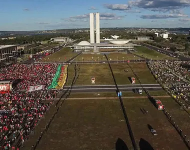 Dirigido por Petra Costa, o documentário acompanha a crise política brasileira que culminou no impeachment da ex-presidente Dilma Rousseff, em 2016