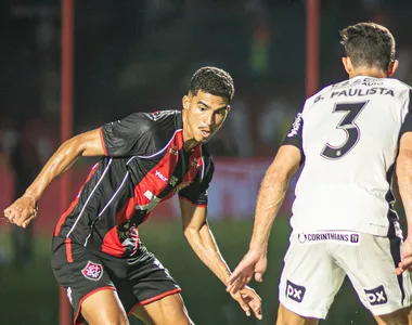 Vitória ainda não venceu como visitante no Brasileirão e enfrenta o Corinthians em crise nesta segunda-feira (19)