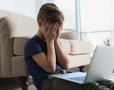 Muitas vezes, os agressores não reconhecem que as ofensas e perseguições praticadas nas redes sociais podem ter consequências legais.