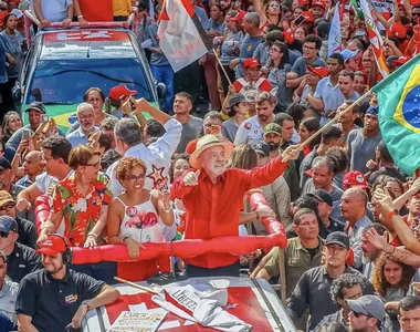 Lula participa de ato de campanha em Juiz de Fora - MG.