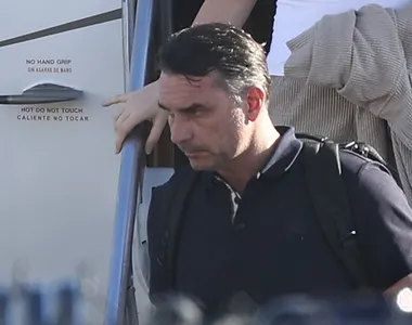 Senador Flávio Bolsonaro (PL) deixou o Brasil ao lado da família após derrota na eleição presidencial
