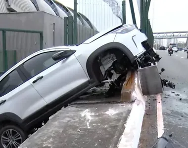Um carro invadiu a área externa de uma estação de metrô, na avenida Paralela, em Salvador, nesta segunda-feira (19)
