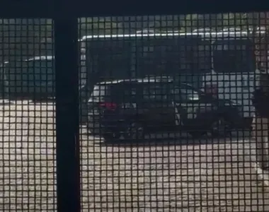 Polícia entrou na garagem na tarde de hoje