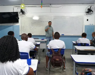 O EJA funciona majoritariamente no turno da noite, em escolas públicas