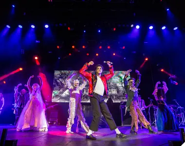 Paulista, cantor e compositor, Rodrigo Teaser protagoniza tributo à Michael Jackson há 14 anos