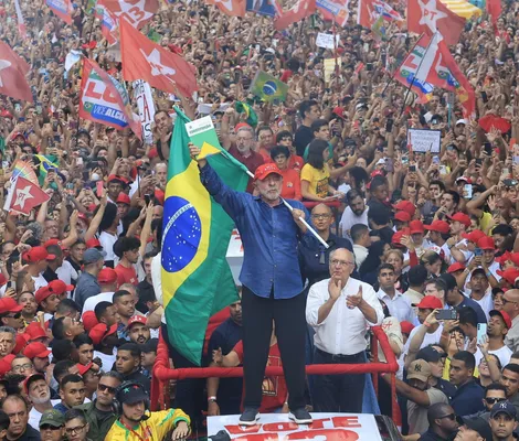 Imagem ilustrativa da imagem Lula faz história, vira contra Flávio e é reeleito presidente do Brasil