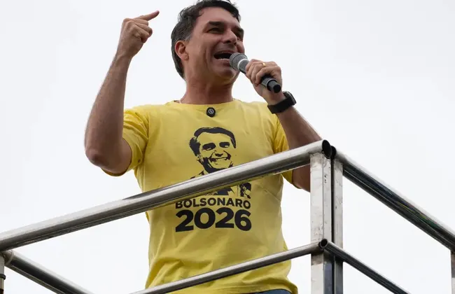 Imagem ilustrativa da imagem Após fuga, Flávio Bolsonaro se declara presidente legítimo do Brasil