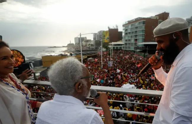 Imagem ilustrativa da imagem Baiana System encerra Ato pela Democracia puxando multidão em Salvador