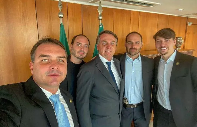 Imagem ilustrativa da imagem Entre cargos e fugitivos, entenda modus operandi da família Bolsonaro