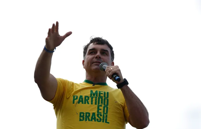 Imagem ilustrativa da imagem Flávio Bolsonaro define data para realizar primeiro comício em Salvador