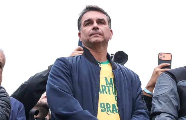 Imagem ilustrativa da imagem Flávio Bolsonaro entra na mira da PF por envolvimento com bets