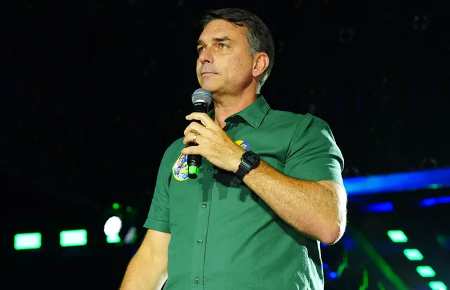 Imagem ilustrativa da imagem Flávio Bolsonaro é intimado pela PF a entregar passaportes