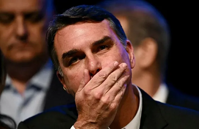 Imagem ilustrativa da imagem Flávio Bolsonaro quebra silêncio sobre saída do Brasil