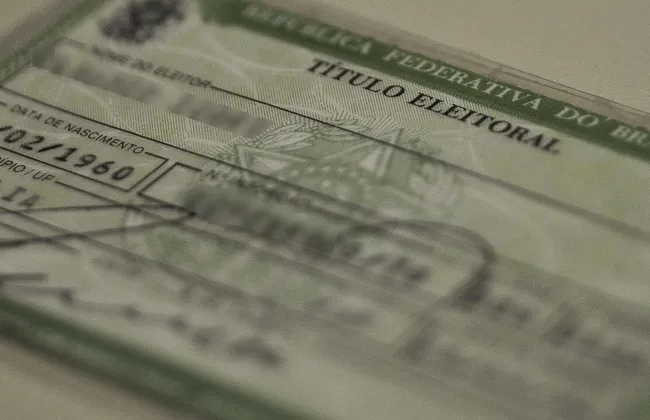 Imagem ilustrativa da imagem Preso pode votar? Entenda discussão no debate entre Flávio e Lula