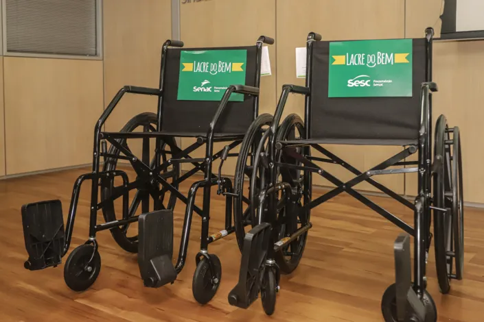 Cadeiras de rodas são doadas em solenidade na Casa do Comércio