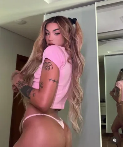 Pabllo Vittar exibe corpão ao posar de fio-dental; veja