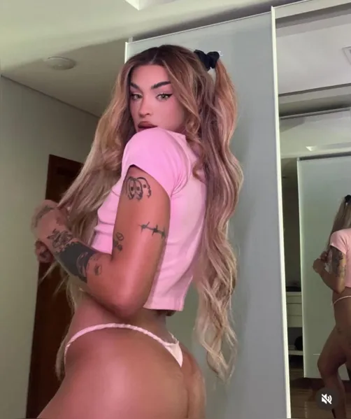 Pabllo Vittar exibe corpão ao posar de fio-dental; veja