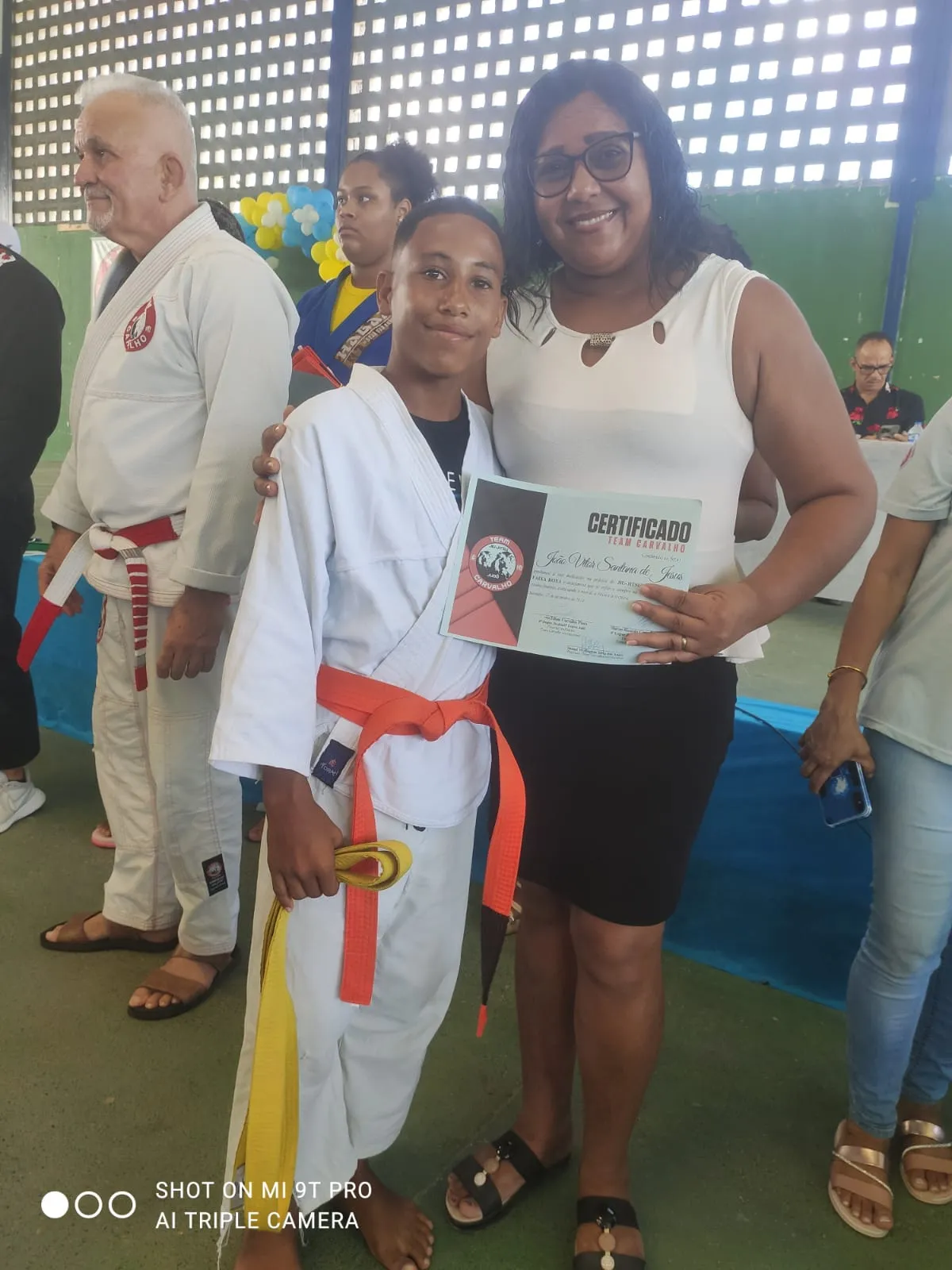 Mãe acompanha filho na formatura do Jiu-Jitsu