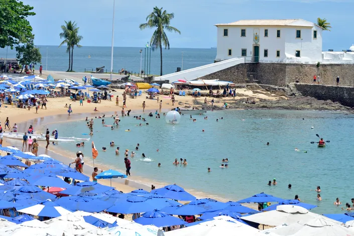 Após voto, baianos lotam as praias de Salvador para curtir o domingão