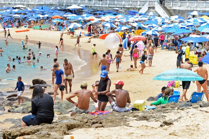 Após voto, baianos lotam as praias de Salvador para curtir o domingão