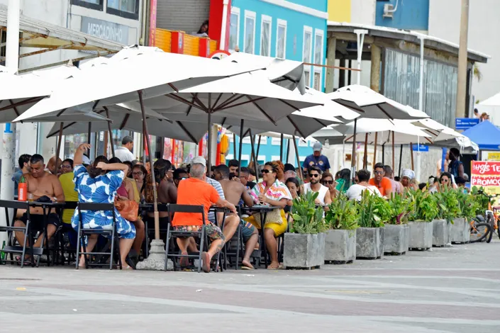 Após voto, baianos lotam as praias de Salvador para curtir o domingão