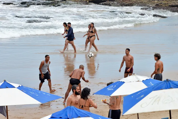 Após voto, baianos lotam as praias de Salvador para curtir o domingão