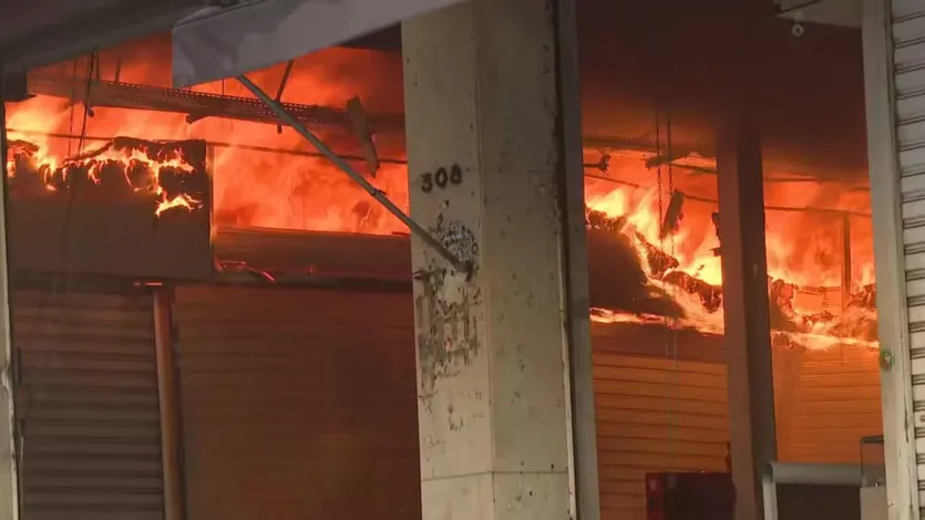 Confira fotos do megaincêndio que atingiu shopping popular em São Paulo