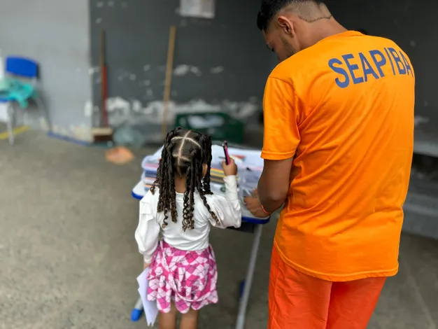 Filhos de presos comemoram o Dia das Crianças em cadeia de Salvador