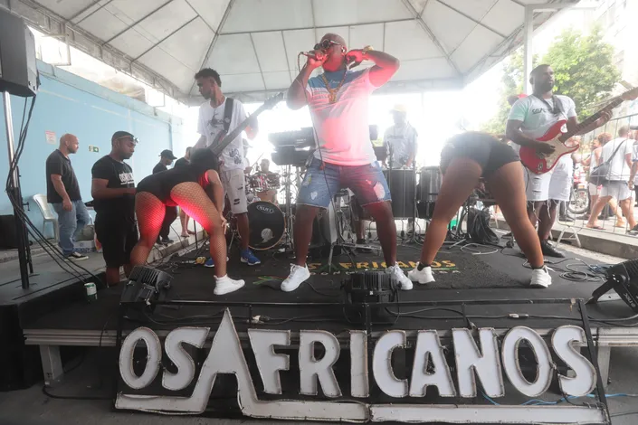 Fotos: galera 'mete dança' para celebrar o niver do MASSA! na Estação da Lapa