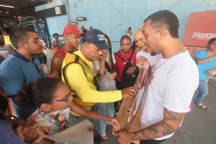 Fotos: galera 'mete dança' para celebrar o niver do MASSA! na Estação da Lapa