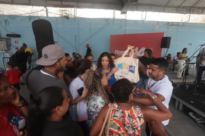 Fotos: galera 'mete dança' para celebrar o niver do MASSA! na Estação da Lapa