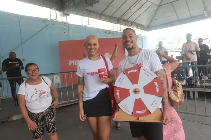 Fotos: galera 'mete dança' para celebrar o niver do MASSA! na Estação da Lapa