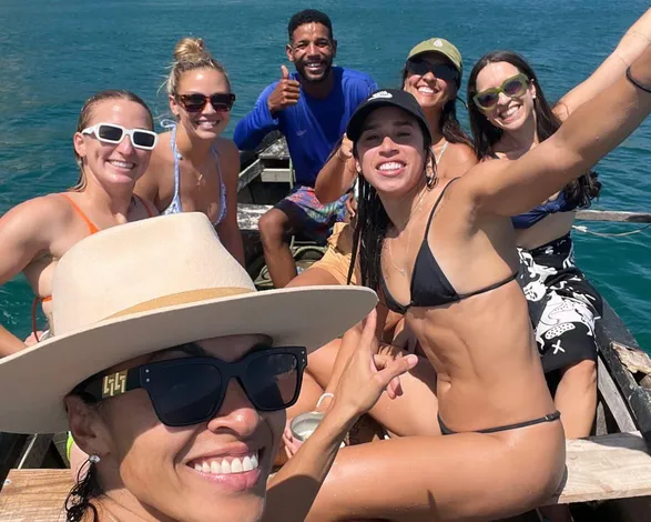 Marta curte praia de Salvador com esposa; confira cliques