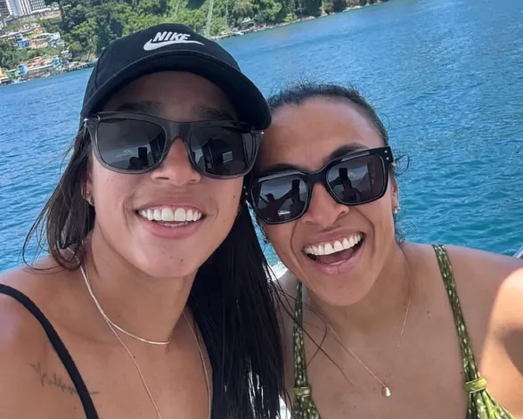 Marta curte praia de Salvador com esposa; confira cliques