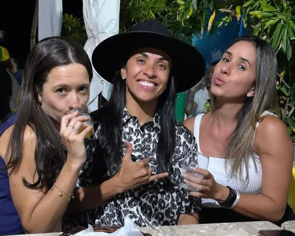 Marta curte praia de Salvador com esposa; confira cliques