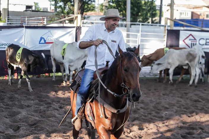 Pastor Isidório ‘joga duro’ e ganha de Secretário Tum no Ranch Sorting