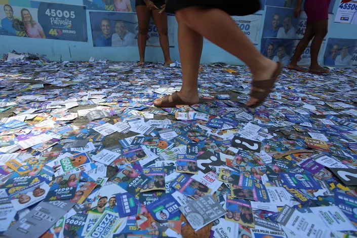 Tranquilidade e sujeira marcam final da votação no colégio Luiz Viana