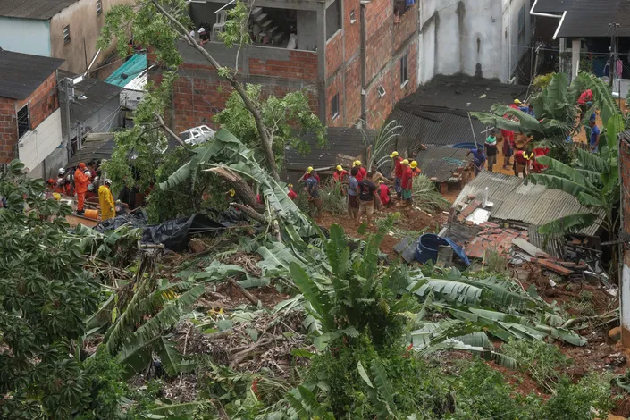 Veja imagens impressionantes da quarta caótica em Salvador