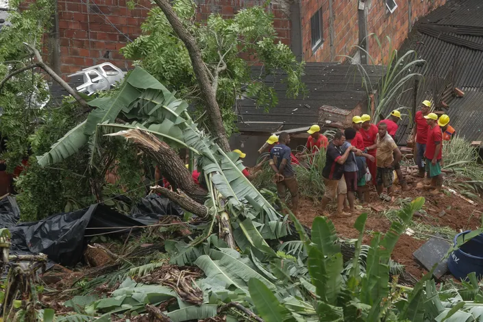 Veja imagens impressionantes da quarta caótica em Salvador