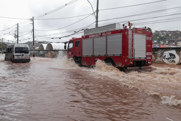 Veja imagens impressionantes da quarta caótica em Salvador