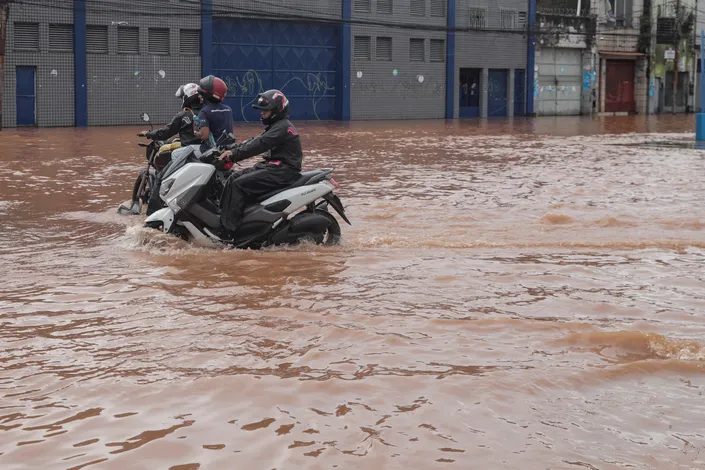 Veja imagens impressionantes da quarta caótica em Salvador