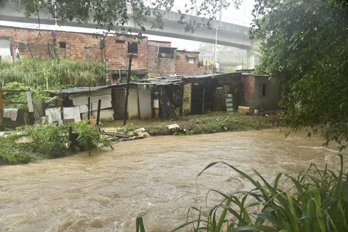 Veja imagens impressionantes da quarta caótica em Salvador