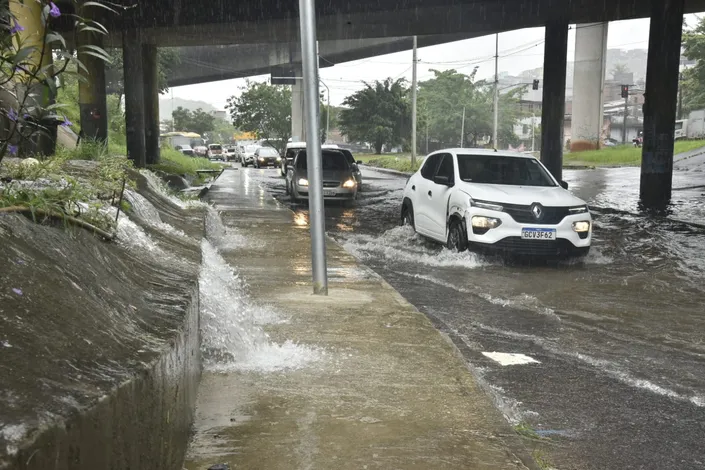 Veja imagens impressionantes da quarta caótica em Salvador