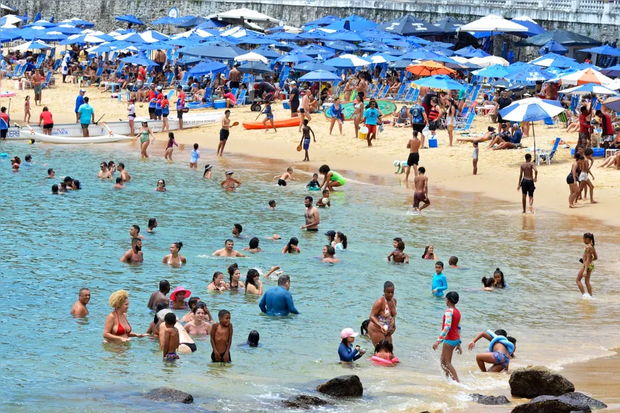 Após voto, baianos lotam as praias de Salvador para curtir o domingão