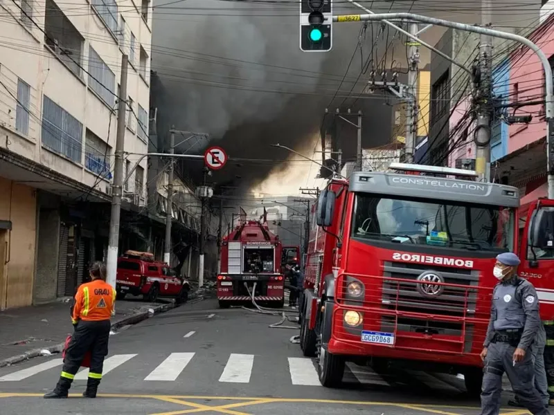 Confira fotos do megaincêndio que atingiu shopping popular em São Paulo