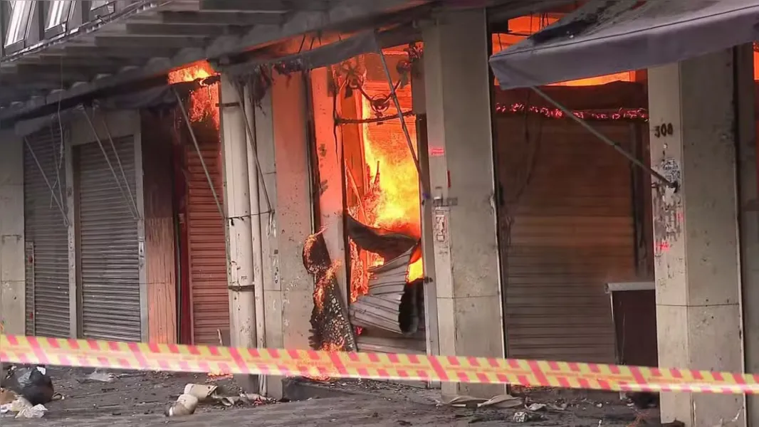 Confira fotos do megaincêndio que atingiu shopping popular em São Paulo