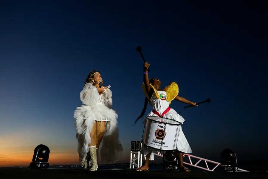 Daniela Mercury recebe grandes nomes do Axé e agita tudo no Pôr do Som